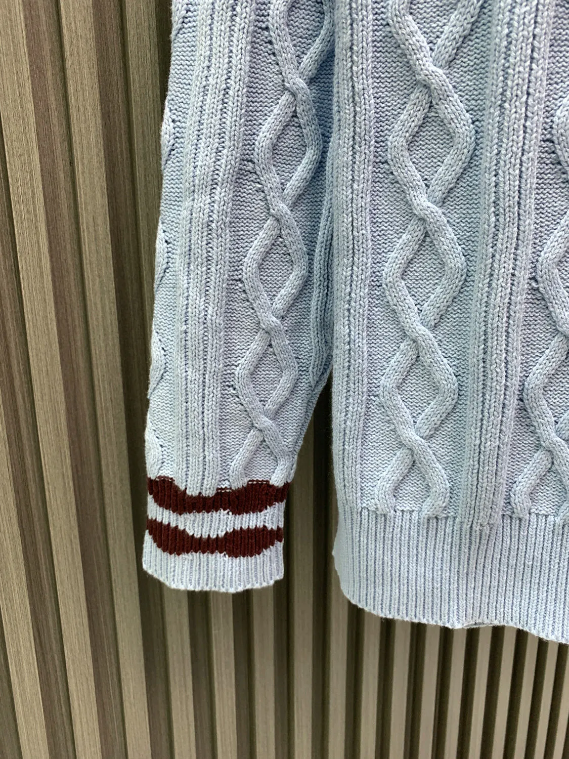 🅿️380 🀄️ Louis Vuitton 25* new autumn and winter cable knitted sheep wool and mohair V-neck pullover This cable knitted V-neck sweater is made of fine mohair and sheep wool, making the scalloped hem of the sleeves complement the wavy intarsia lines on the cuffs and collar. The contrasting 1V intarsia hem on the left adds a college atmosphere to the early spring look. Made of blended wool yarn, 30% wool and 70% acrylic dyed yarn. The process is complex and requires 180 points/piece. This style uses 7-needle Juxin woven pieces. 9 yarn feeders are needed to hang the wool on the front. The whole piece is moved to twist the rope. The intersection of the twisted ropes is prone to holes. The coffee-colored part of the yarn is mohair. The machine adjustment time is long. The needles added at the bottom of the sleeve clips are all edged, which increases the loom time and sewing time. Because the logo is hung with hair, the coffee-colored thread is clamped on the edge and needs to be drawn out. Moreover, due to the characteristics of mohair, hair will fall out when drawing out the thread. It is necessary to manually remove the stray hairs bit by bit, which is very time-consuming. Customized accessories, complete with three standards, same style for men and women.